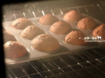 step7: 送入預熱好的烤箱，烘烤約15~20分鐘，竹籤插入抽出，無麵糊粘黏即可。