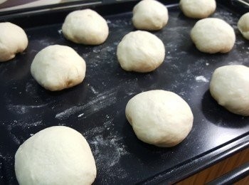 step3: 取出，用手按壓麵糰，將麵糰中的空氣排出，再將麵糰以每30G一個分割成小麵糰。搓圓，鬆弛15分鐘。