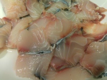 step1: 洗乾淨索乾水份加入<span class="group_2">醃料</span>醃一陣。