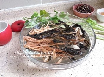 step1: 菜乾沖一沖洗後放入大碗內加入水浸過面 , 靜待30分鐘