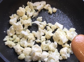 step6: 椰菜花用牛油和橄欖油炒一會，加少許鹽和黑胡椒調味。