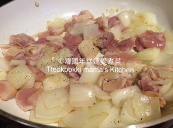 step2: 下油炒香洋蔥、蒜蓉和雞塊，