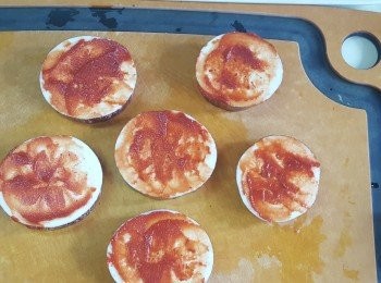 step3: 將茄膏均勻地塗在茄子上。