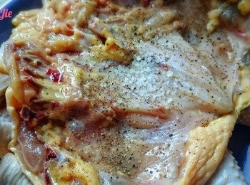 step3: 先用鹽及黑椒塗勻雞腔。