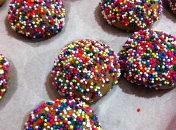 step6: 預熱烤箱180度，把裝飾好的麵團送進烤箱，再以150度烤10-15分鐘即可