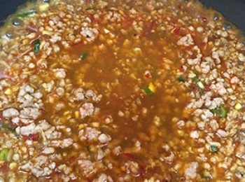 step4: 下一湯碗水（約250毫升）及所有<span class="group_2">調味料</span>，用中火煮醬汁。