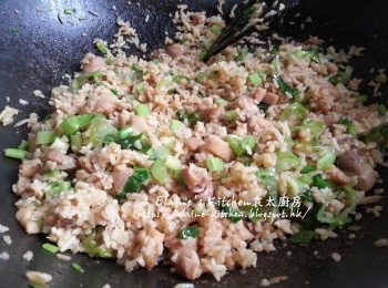 step10: 最後加入芹菜粒及蔥粒拌勻 , 熄火加少許芝油再拌勻