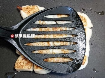 step4: 用鍋鏟將蘿蔔糕壓扁後，取出備用。