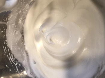 step4: 4)將1/4蛋白霜加入蛋黃糊攪勻, 再將蛋黃糊加入蛋白霜中