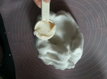 step2: 將粉糰搓揉後加入1湯匙豬油或生油搓勻