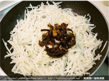 step4: 待豆薯籤翻炒至偏軟後，放入1/3罐的紅椒麻辣黑菇醬與些許醬汁。