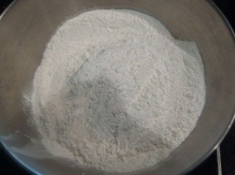 step7: 將糯米粉及蓬萊米粉放入大調理碗。