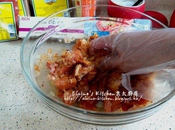 step4: 用手按摩下d雞脾肉令其入味