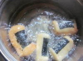 step4: 待油熱將吐司捲沾蛋液炸到金黃色即可起鍋