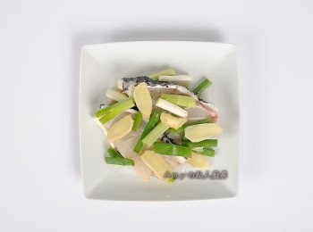 step2: 準備一個盤子,將一半的薑片及蔥段鋪在盤上,放入魚片,再將剩下的薑片及蔥段放在魚片上,淋入米酒。將魚送入蒸爐或蒸鍋蒸7分鐘。
