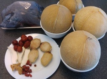 step1: 鮑魚用鹽洗擦乾淨, 淮山、紅棗和杞子先浸洗, 然後紅棗去核備用。