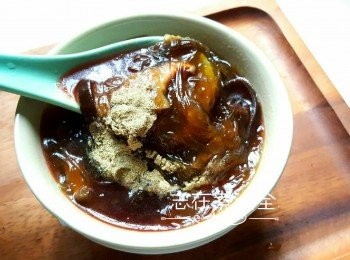 step4: 加入素翅， 老抽，鹽，糖及麻油，調味至適合口味，最後加入馬蹄粉水調至合適濃稠度即成，吃時按口味加入紅醋及胡椒粉