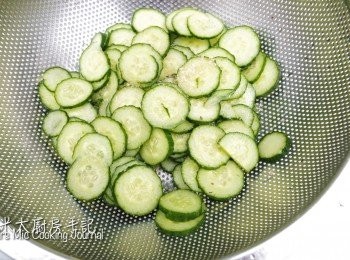 step3: 青瓜洗淨，切薄片，放筲箕內加入少許糖抓勻，待十五分鐘讓青瓜釋出水分後，用冷開水清洗一下，再用廚房紙吸走水分。