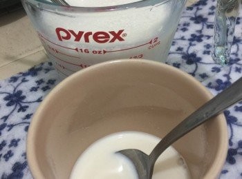 step2: 75g奶加糖坐熱水坐溶