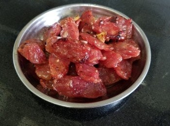 step4: 用少少油，中火放少少蒜頭，乾蔥爆炒臘腸，炒至出香味上碟備用，炒出的油留鑊中炒菜