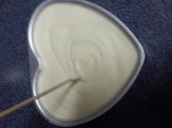 step8: 用竹簽向四周攪勻(可去除多於氣泡)