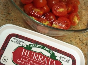 step1: 車厘茄洗淨，對半切開。如果有的話，我建議用三色茄，因為黄跟啡的蕃茄各有不同程度的甜味，混合起來顏色悦目而且味道豐富。