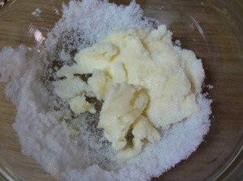 step2: 奶油放室溫至軟後加入砂糖拌勻