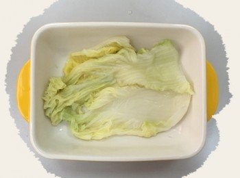 step8: 取烤皿先鋪一層白菜。