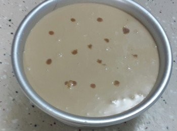 step9: 立即以筷子頭點少許剩餘的奶茶，輕輕點在mousse cake上