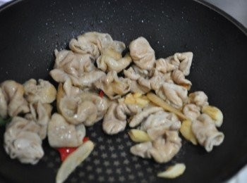 step9: 放入豬大腸煸炒