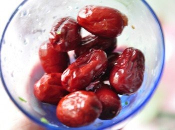 step9: 另外也可以加入養生紅棗入菜喔~將紅棗滾水煮熟，去籽並剁碎