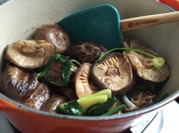 step5: 加入冬菇快炒至香味突出，若太軟身黏鍋底，可加入1匙冬菇水，灒入紹酒，不要一下子加太多水，快炒1-2分鐘讓薑蔥味道與冬菇混合，味道更豐富