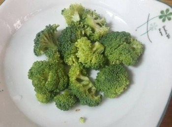 step2: 1. 青花菜只取花朵部分 , 入滾水中汆燙至熟盛起備用