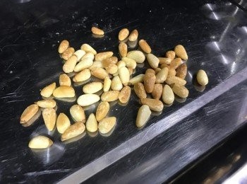 step1: 先將松子放入焗爐焗香/白鑊炒香