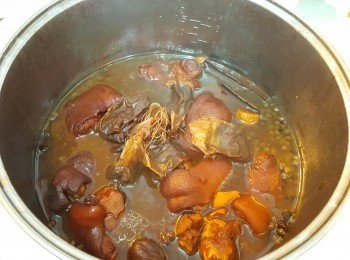 step5: 烹煮90分鐘後，軟糯茶香豬手就可上碟了。