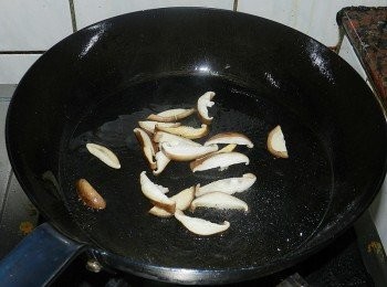 step1: 起一油鍋，爆香香菇絲