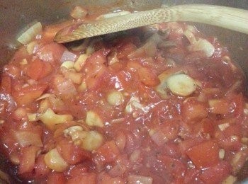 step5: 深鍋熱下油。待油熱後，分別依次序放入洋蒽粒、蒜泥、蕃茄粒、磨菇，每放一樣均需略炒。