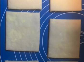 step14: 粉團雪好後掃上麵粉，碌成30cm x 22cm。將粉團切成長方形，再切成六個正方形。