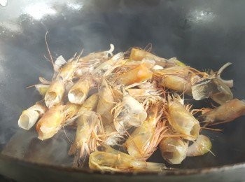 step11: [<span class="group_2">蝦湯</span>做法]
- 鮮蝦去頭，燒熱油鑊，加入紅蔥頭及牛油將蝦頭炒香，再加入紹興酒炒勻後，加入清水，轉中小火。