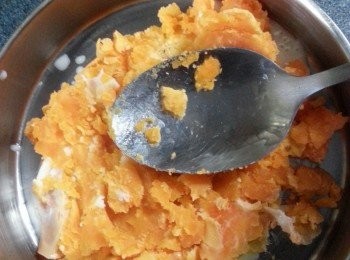 step4: 咸蛋黃蒸熟後,用鐵匙壓碎