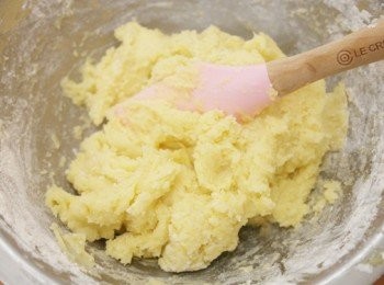 step2: 接著加入杏仁粉及鹽拌勻。