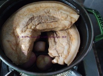 step2: 五花腩冲水吸乾水份之後, 倒入黑啤醃浸六小時或過夜