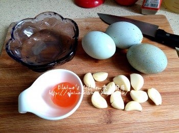 step4: 蒜頭去衣保持完整粒 , 將1隻份量的鹹蛋白留起