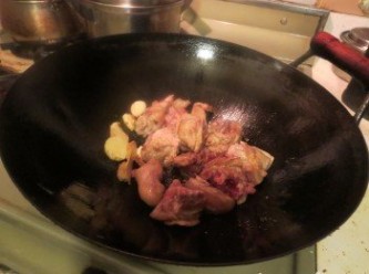 step1: 将鸡腿加<span class="group_2">腌料</span>腌至少20分钟。
下油锅，爆香薑片和蒜，加入鸡件煎香两面。
