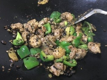 step4: 最後將青椒加入炒均, 加水成汁料, 視乎豆豉的味道, 若太淡, 可以加少許鹽及糖及蠔油 (隨個人喜歡)上碟即成