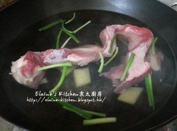 step1: 牛腩用薑片 , 蔥段 , 酒出水5分鐘盛起