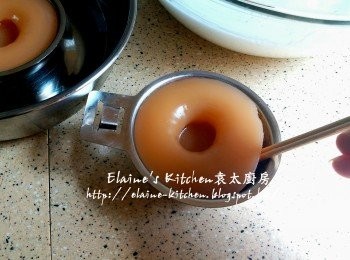 step15: 黃色冇豆版蒸好後盛起待涼20分鐘或浸入冰水內放涼 , 用竹簽起出糕點