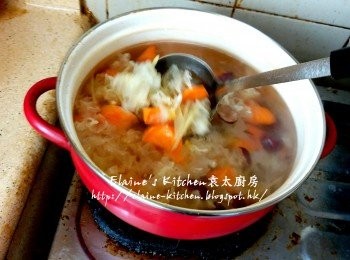 step11: 10分鐘後加入蕃薯拌勻再煮滾 , 再蓋上蓋轉慢火煲15分鐘