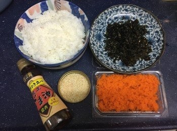 step1: 白飯、麻油和飛魚籽拌匀，加少許鹽調味(也可以同時加入芝麻和紫菜)