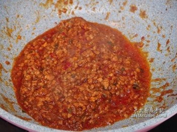 step4: 把已調好的麵豉醬料加入鑊中拌勻，以中小火煮15-20分鐘，中途加入紅糖。見肉醬水分蒸發，只餘油和肉醬，關火。